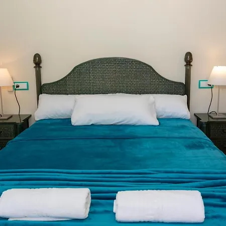 Caleta, Atico, 3 Frente Al Mar, By Bookindenia